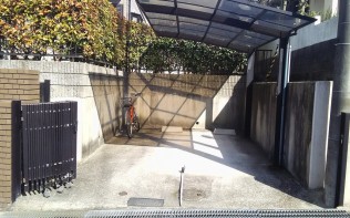 3m以上あるガレージ間口にそれ以下の間口のカーポートがついていて 車を止めて降りると濡れるスペースが多かったです。