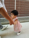 私と初めての外で初めてのお散歩。 よいしょ。よいしょ。つい言ってしまいます。
