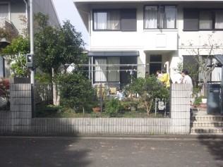 使いきれていないお庭をいっその事足らない部屋の為に増築スペースとして考える。 before