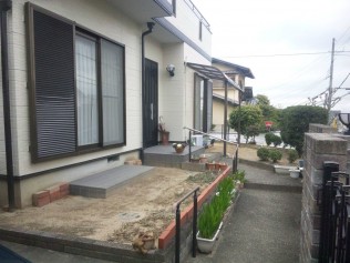 アプローチの割れやひびが気になっていました。 アプローチの割れやひびが気になっていました。