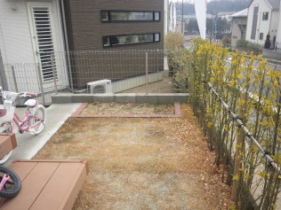 道路とお隣が丸見えでした。 デッキがあるのに活用できていませんでした。