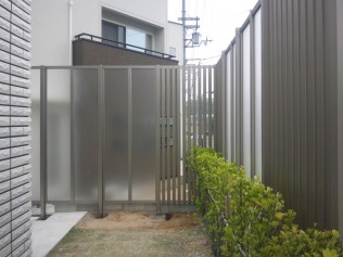 目隠しして狭くなっているはずなのに、使えるスペースは広がった気がします。 生垣を残せたのがうれしかったです。