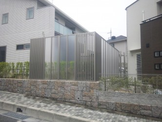 家のデザインともマッチしたスクリーンの完成です。 風遠し、光。大事です。