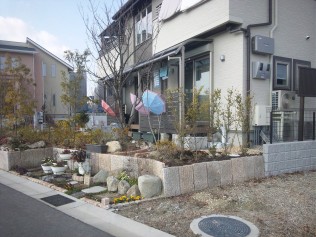 石と樹木で・・・落葉したら丸見えでした。 生活の一部が常に表に晒されると嫌ですね。