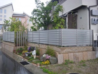 表と中を区切ると自然に表には花を植えたり・・・と工夫しやすいです。 ワンポイントでフェンスが終わる角にアルミ角柱を列柱。