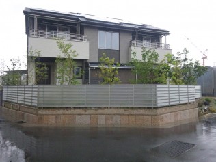 目隠しがありますが重たくないです。 木々にも優しい。