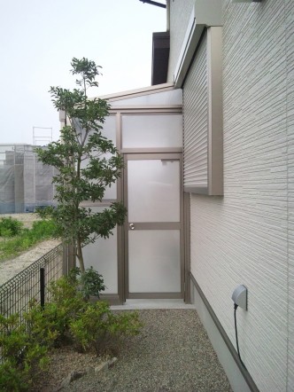 表からは扉がありクローズ。 カギつきです。