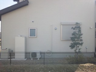 スペースはありますが、丸見えです。 一工夫で車庫にあった沢山の物が移せました。