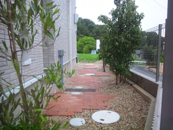 レンガと擬木枕木の園路 周囲の砂利は信楽砂利です。