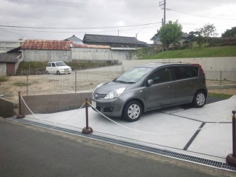 部分的に斜面を残し、友人が来ればお庭に車を乗り上げられるようにしました。 斜面は芝生です。