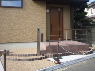玄関ポーチには玄関扉と似た色の手摺を付けました。 機能門柱もさり気なく色合わせ。