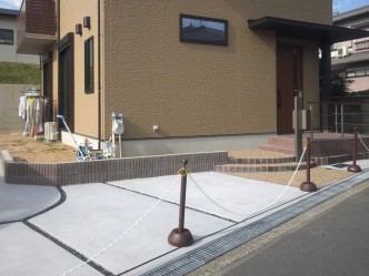 単調にならないように、土間にはスリットを入れ、グレーの玉石を。 四角い家に四角い土間だと飽きちゃいます。