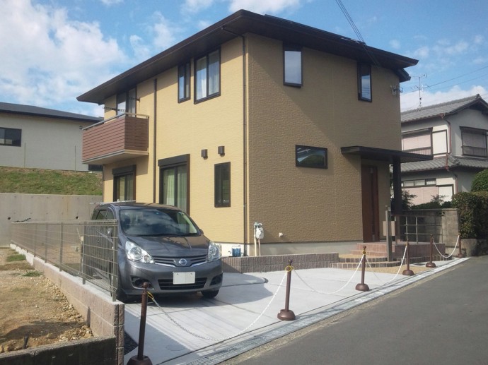 道路が狭くガレージはL型でオープンに 玄関ポーチには手摺を付け転落防止を。