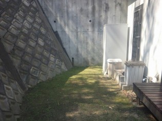 元々水が溜まりやすく、湿気っぽいお庭でした。 広いのに使えない。残念です。