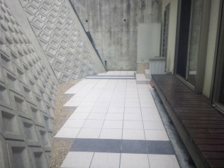 すっかり様変わり。これでお庭を活用していただけそうです。 間地ブロックもピカピカに。