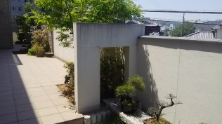 中庭の塀も汚れとヒビが出ています。 16bfdbd12b321b401c6eed48728f68a0