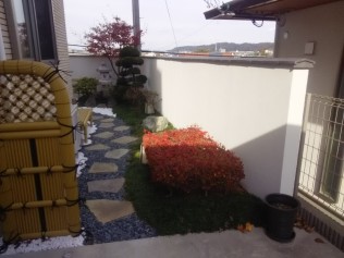 樹木を撤去し、 景石を設置。