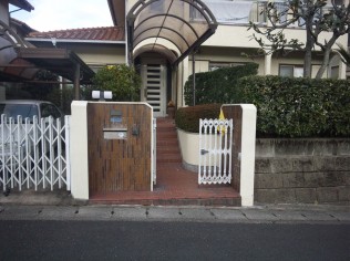 古い門扉と伸縮門扉 古い門扉と伸縮門扉