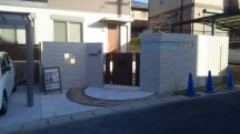 門周りです。 道路から控えて、Z型に塀を作りました。