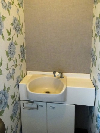 トイレの入替えと共にクロスも貼り換え トイレの入替えと共にクロスも貼り換え