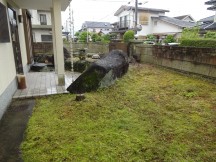 ビフォー2 元々は和庭だった土が盛り上がったお庭。