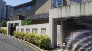 元々格好良い外構ですが、汚れが目立ちます。 道路も湾曲しているので全体的に汚れて見えます。