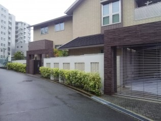 せっかくなので門屋と車庫のゲートはタイル貼りに 門柱のタイル貼りとの相性を考え色合わせしました。