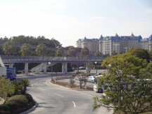 舞浜駅到着 遠くにホテルが見えます。
