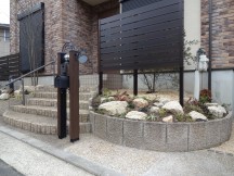 ロックガーデンと板塀と地被植物寄せ植え 外壁塗装から外構の改修までコンパスで工事して頂きました。