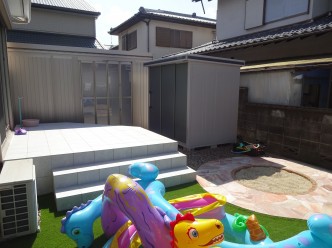リビングから出入りし易いタイルテラス。 子供は大好きな砂場。