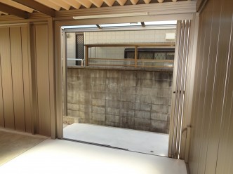 外部との段差を極限になくしたメンテナンス用の折戸スペース。 排水方法を工夫し、フラットな空間作りをしました。