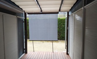 雨と陽射しと視線を遮り のんびり寛げるプライベートデッキ