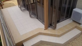 階段も一工夫。 立水栓を残しながら、階段を作りました。