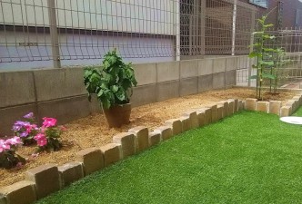 ランダムな高さのレンガ花壇 遊びがあり、