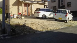 土止めもなかったので、門前に花壇を作り土止めにしました。 車はどちらからでも入れたいとご要望がありました。