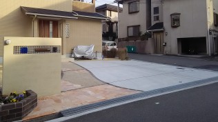 土間の勾配を調整して道路からフラットで入れるようにしました。 広いコンクリート土間の割れ止めの目地に合わせてアプローチも区切りました。