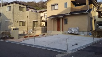 角地だったので上下式のポールを3本立てました。 チェーンをつけると取り外しも面倒なのでポールだけです。
