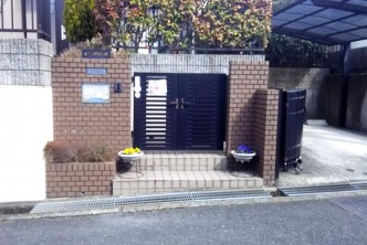 よくありそうなタイル貼りの門柱 シンプルな黒のアルミ門扉