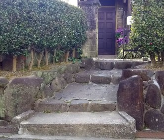 昔ながらの石畳みの階段は 凸凹も多く、段差もまちまち。