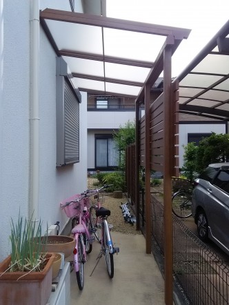 ちょっと贅沢な駐輪場です。 ナチュレの前面も木調板で目隠し。