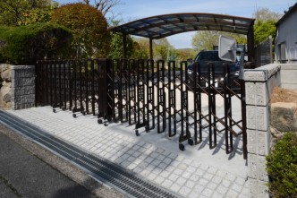 両開きの伸縮ゲート。 どちらからでも出入りできます。