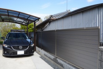 管理の大変な生垣に代わり、目隠しフェンスを新設。 隣地の窓も気になりません。