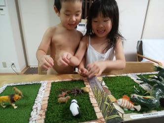 お風呂上りに服も着ず、夢中です。 今度は恐竜王国です。