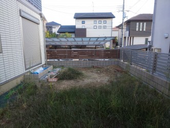 昨日から工事スタートです。 レンガの花壇と