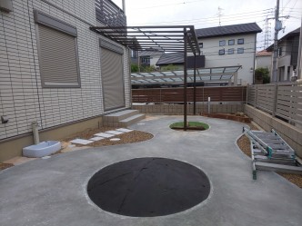 この日はテラス屋根の工事でした。 片方の人工芝はマウンド状に。