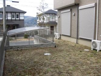 まだ何もなかったお庭。 レンガや石、枕木を使った自然なお庭を希望されていました。