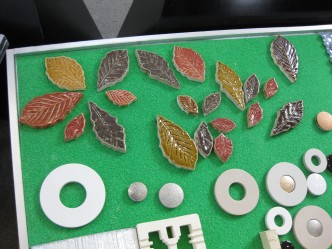葉っぱ形のタイルです。 門柱や土間の飾り付けに生かせそうです。
