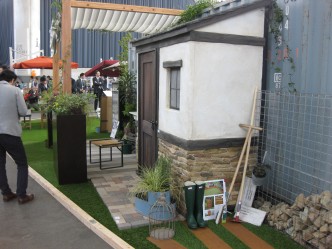 小屋風の物置です。 定価は50数万円と聞きました。