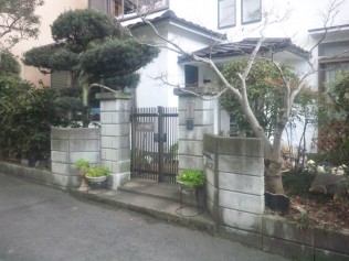 大谷石ブロックの門柱と大谷石ブロックの塀があり、かなり和風でした。 樹木も茂り手がつけられなくなっていました。