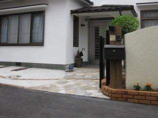 曲線はグランドピアノのイメージです。 明るく洋風でピアノ教室に似合う外構になりました。
